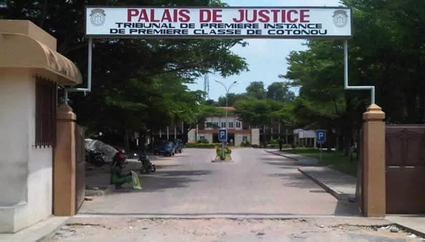 Entrée principale d un palais de justice avec un large portail et un panneau indiquant un tribunal de première instance