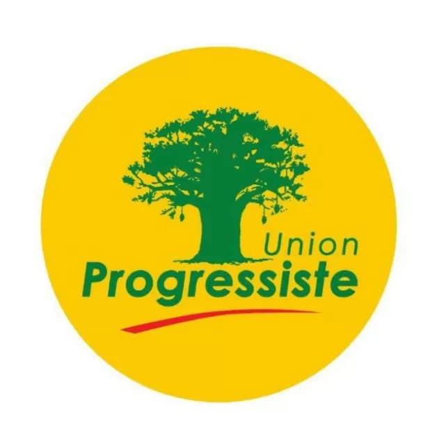 Logo rond jaune avec un arbre vert au centre et le texte Union Progressiste en vert sous l'arbre