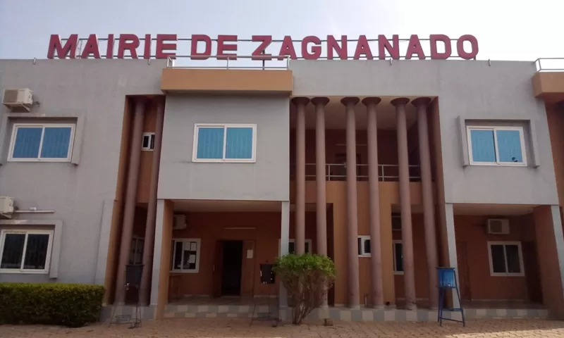 Façade d’un bâtiment administratif avec l’inscription « MAIRIE DE ZAGNANADO » en lettres rouges sur le toit