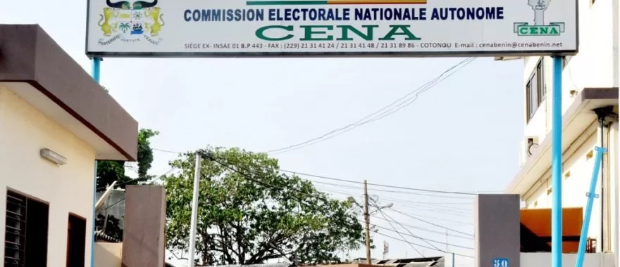 Entrée d’un bâtiment avec une grande enseigne portant le nom et les coordonnées d’une commission électorale nationale autonome