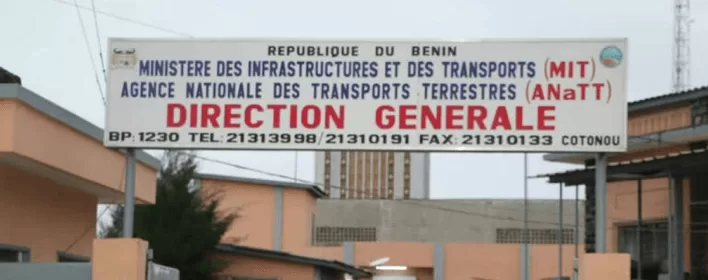 Pancarte d’entrée du ministère des infrastructures et des transports avec mention de la direction générale et coordonnées téléphoniques