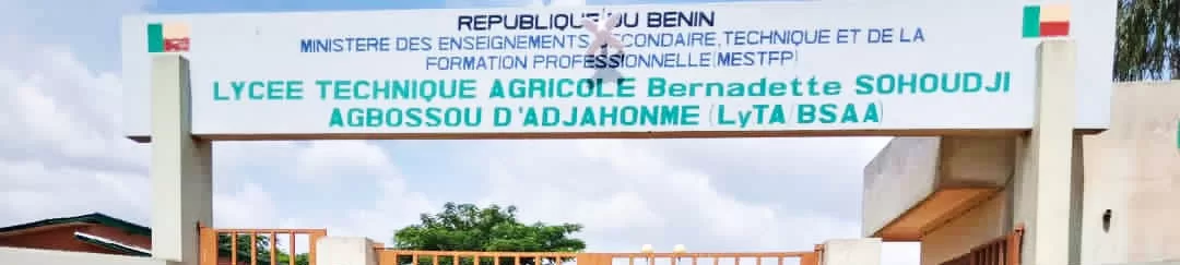 Portail d'entrée d'un lycée technique agricole avec un panneau indiquant son nom et le ministère de l'enseignement sous un ciel partiellement nuageux