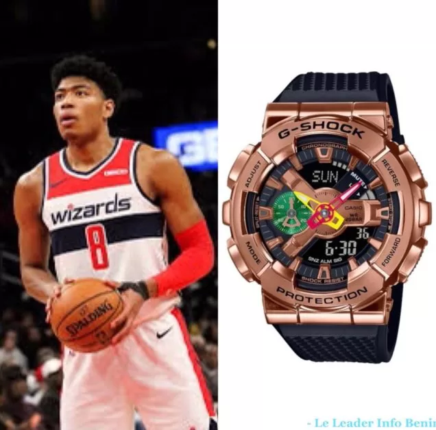 Un joueur de basketball en maillot blanc et rouge tenant un ballon à côté d une montre G-Shock avec des touches vertes, jaunes et rouges