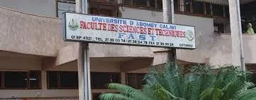 Façade d’un bâtiment universitaire avec une enseigne indiquant une faculté des sciences techniques et des plantes au premier plan