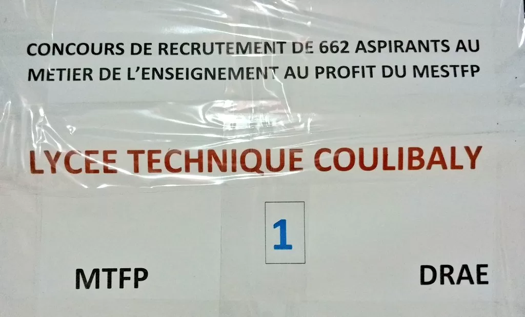 Affiche annonçant un concours de recrutement pour 662 aspirants au métier de l'enseignement au lycée technique Coulibaly