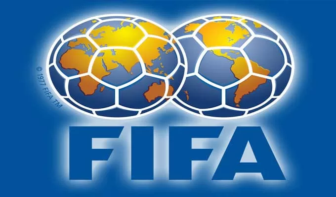 Logo de la FIFA avec deux globes terrestres stylisés en forme de ballons de football sur fond bleu