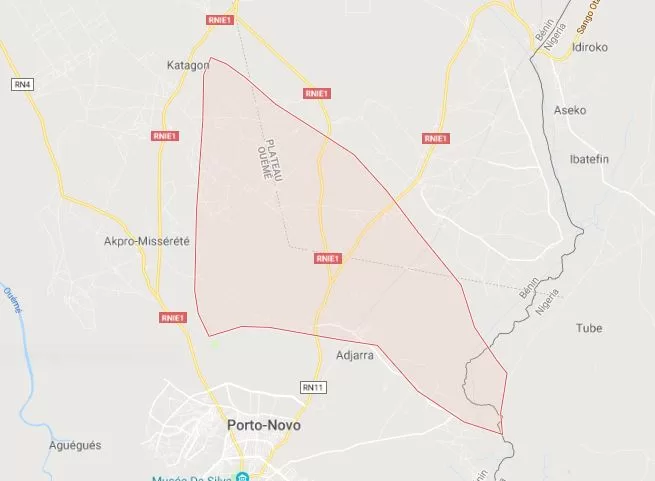 Carte locale avec délimitation en rouge d une zone près d une ville indiquant des routes principales et villages alentours