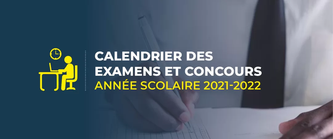 Une main écrivant sur un document à côté d’une illustration jaune d’une personne assise devant un bureau avec une horloge et un texte sur fond bleu.