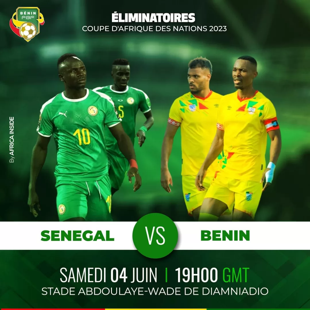 Quatre joueurs de football en action dont deux en maillot vert et deux en maillot jaune face à face sur un terrain