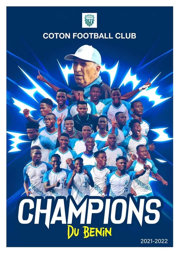 Affiche bleue avec une équipe de joueurs de football et un entraîneur au centre, texte "Champions du Bénin 2021-2022
