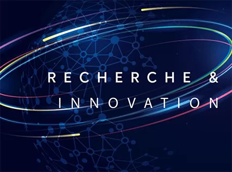 Fond bleu avec des motifs moléculaires et les mots « RECHERCHE & INNOVATION » entourés d'anneaux lumineux colorés