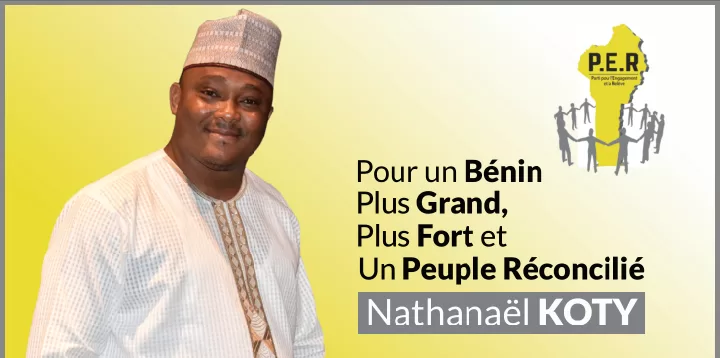 Un homme souriant en tenue traditionnelle claire devant un fond jaune avec un logo et un texte politique en noir et gris