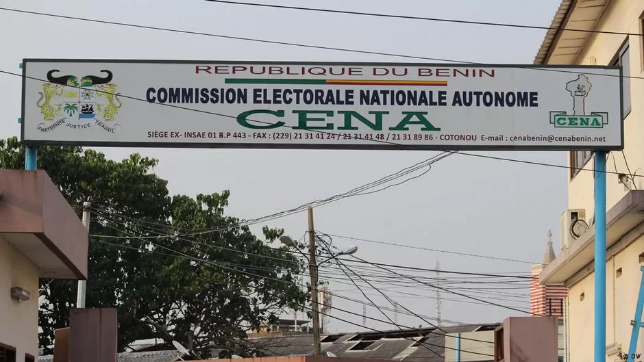 Panneau suspendu indiquant la Commission Électorale Nationale Autonome avec de nombreux câbles électriques visibles en arrière-plan