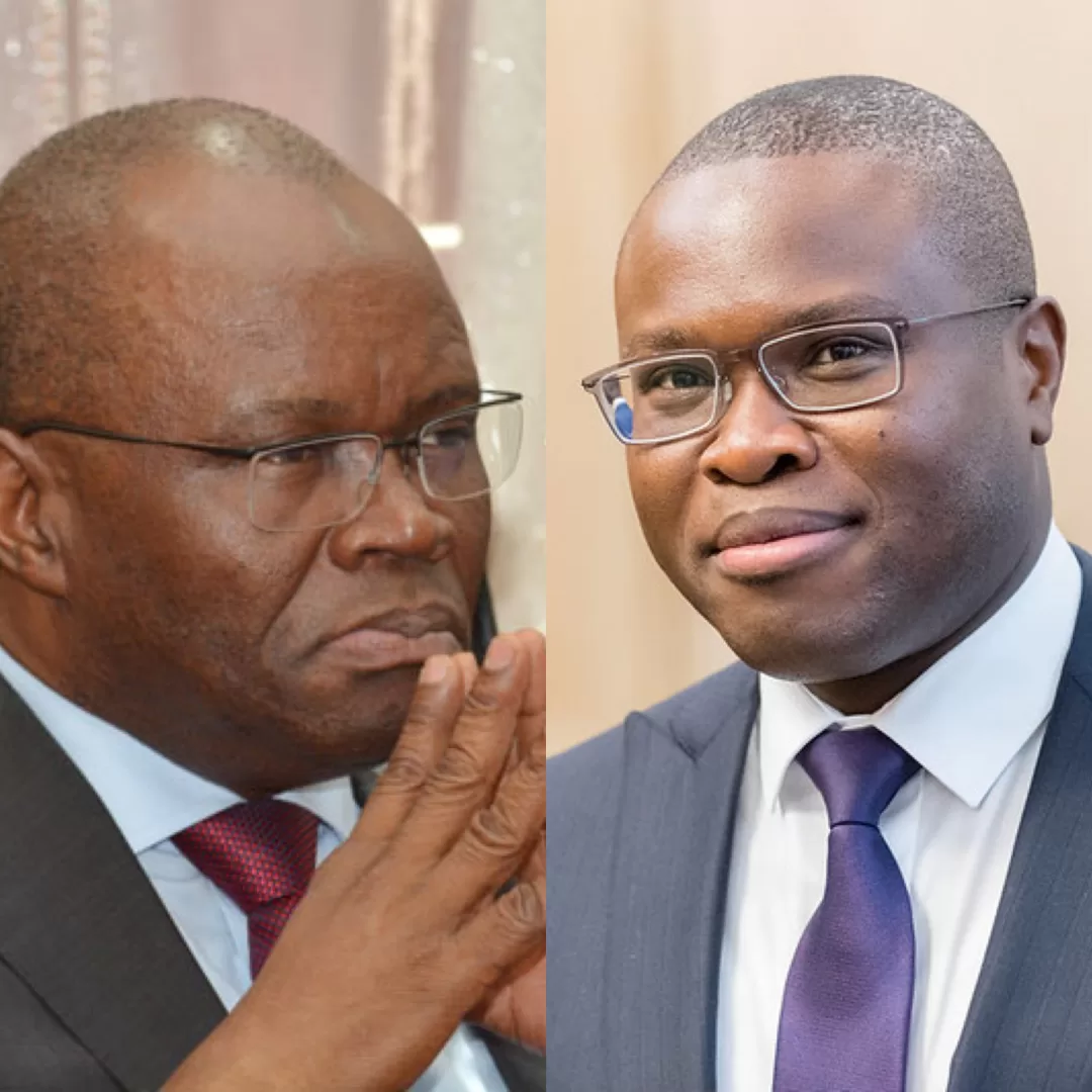 Portraits côte à côte de deux hommes portant des lunettes et des costumes, l'un pensif et l'autre souriant légèrement