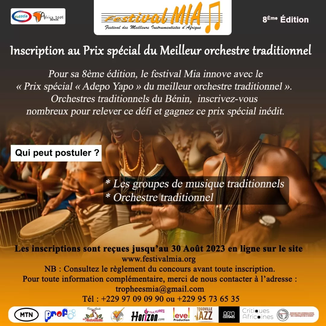 Un groupe de musiciens traditionnels jouant des tambours en célébration lors d’un événement culturel au crépuscule