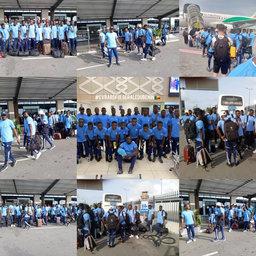 Groupe de jeunes habillés en bleu clair transportant des bagages dans un lieu d'aéroport ou de transport public en plein jour