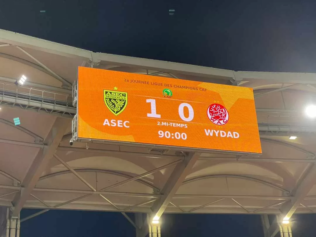 Tableau d’affichage lumineux montrant le score 1 à 0 entre deux équipes à la fin d’un match de football