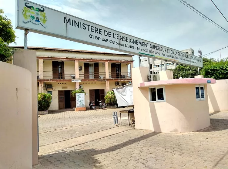 Entrée d’un bâtiment administratif avec un grand panneau indiquant un ministère de l’enseignement supérieur et de la recherche