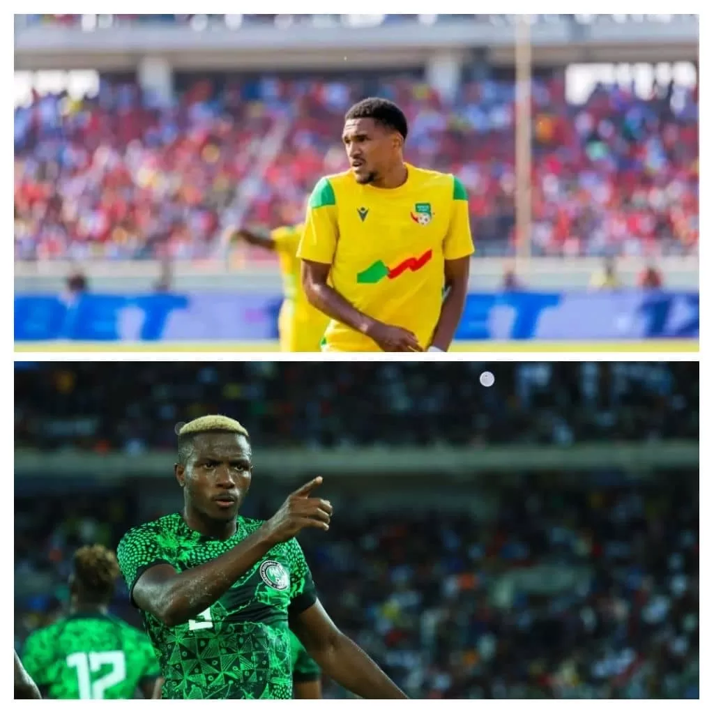 Deux joueurs de football en tenue d’équipe nationale sur fond de stade rempli de spectateurs