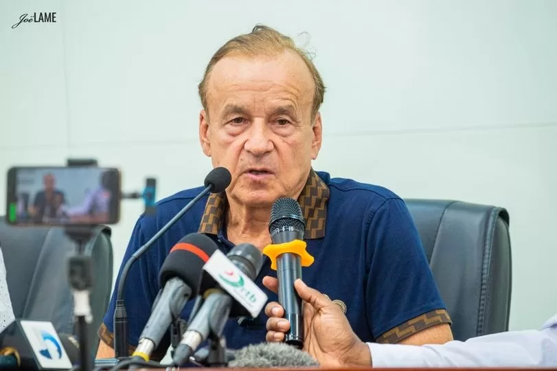 Un homme âgé parle devant plusieurs microphones lors d une conférence de presse
