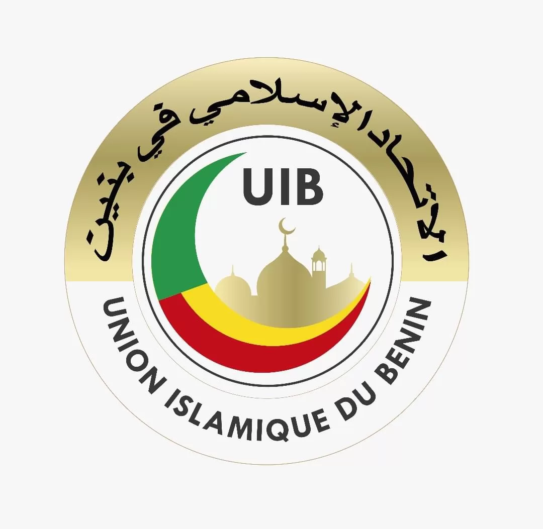 Logo circulaire avec une silhouette de mosquée, des couleurs vert, rouge et jaune, et les mots Union Islamique du Bénin en français et en arabe
