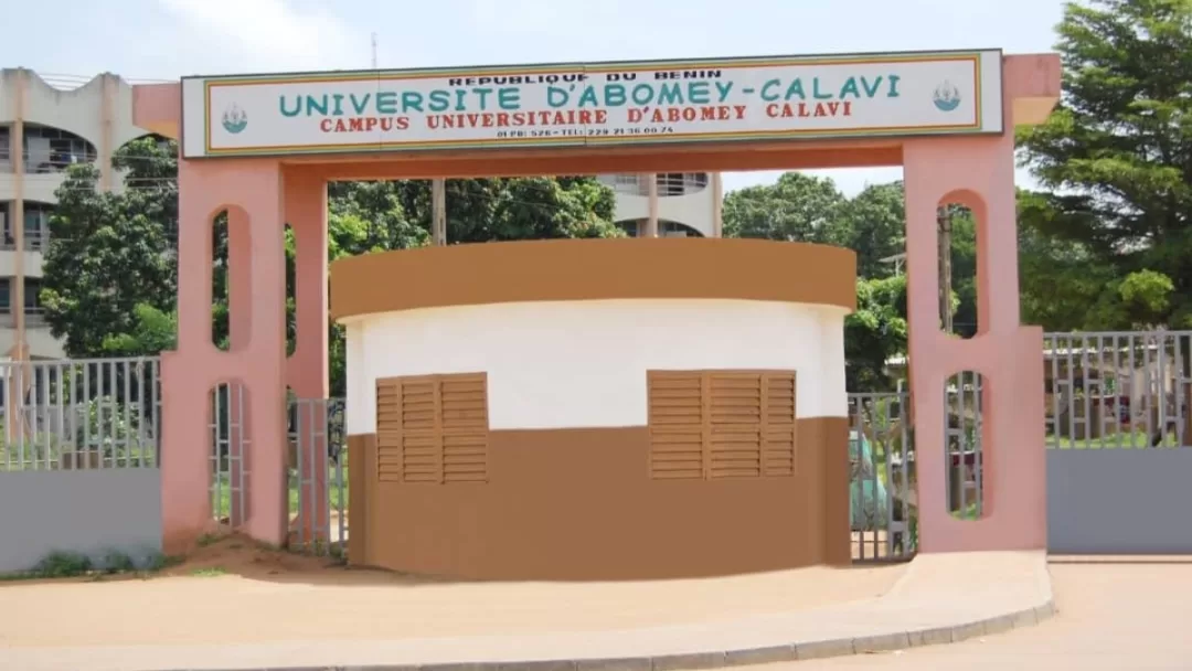 Entrée principale d un campus universitaire avec un portail et un panneau indiquant le nom de l établissement