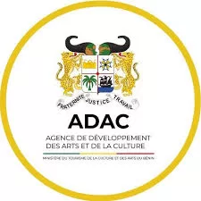 Logo circulaire avec un blason orné de deux lions dorés et le texte ADAC agence de développement des arts et de la culture