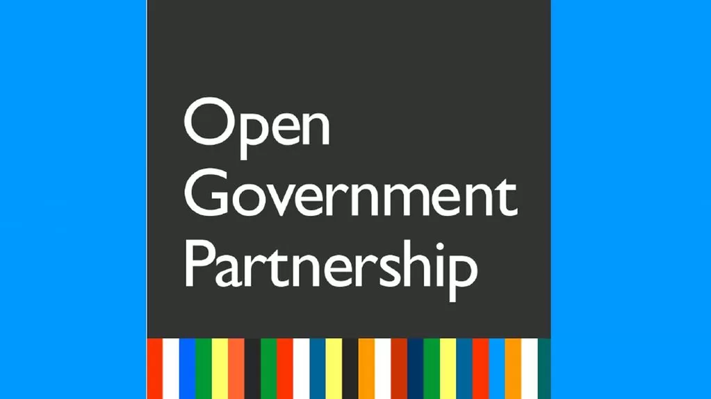 Logo blanc Open Government Partnership sur fond noir avec des bandes colorées en bas et fond bleu sur les côtés