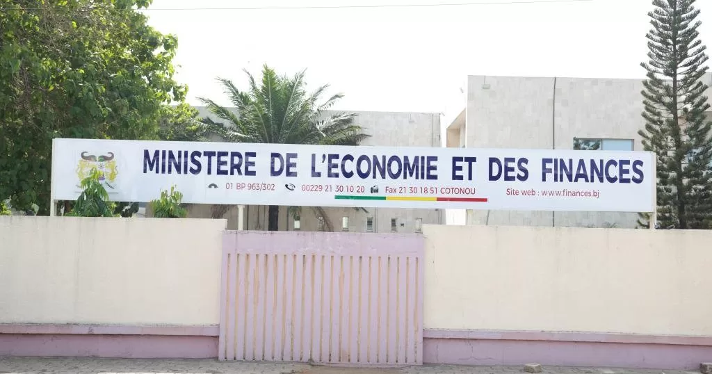 Façade d un bâtiment avec une grande enseigne indiquant ministère de l économie et des finances et un portail fermé devant