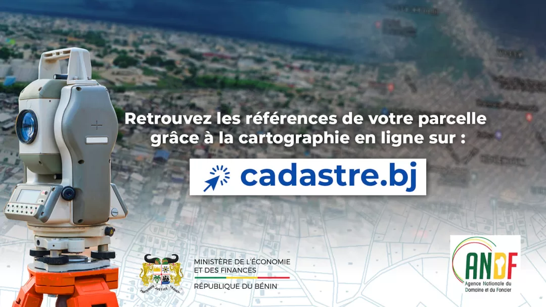Un théodolite installé sur un trépied orange avec un fond d'image aérienne floue et un texte promotionnel pour un site de cartographie en ligne