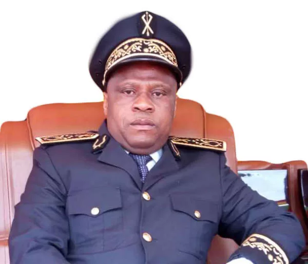 Homme en uniforme officiel assis dans un fauteuil en cuir marron
