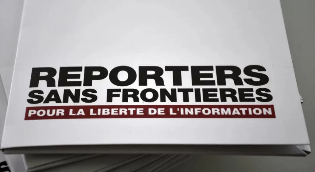Texte imprimé en noir et rouge sur fond blanc avec les mots reporters sans frontières et pour la liberté de l'information