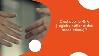Deux mains tendues l'une vers l'autre sur fond orange avec texte expliquant le registre national des associations