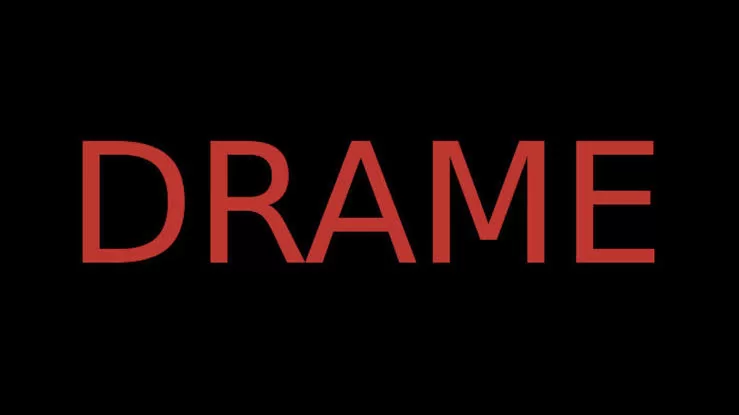 DRAME inscrit en lettres rouges sur fond noir