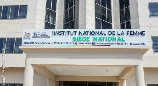Façade d un bâtiment officiel avec une enseigne indiquant Institut National de la Femme siège national et des coordonnées de contact