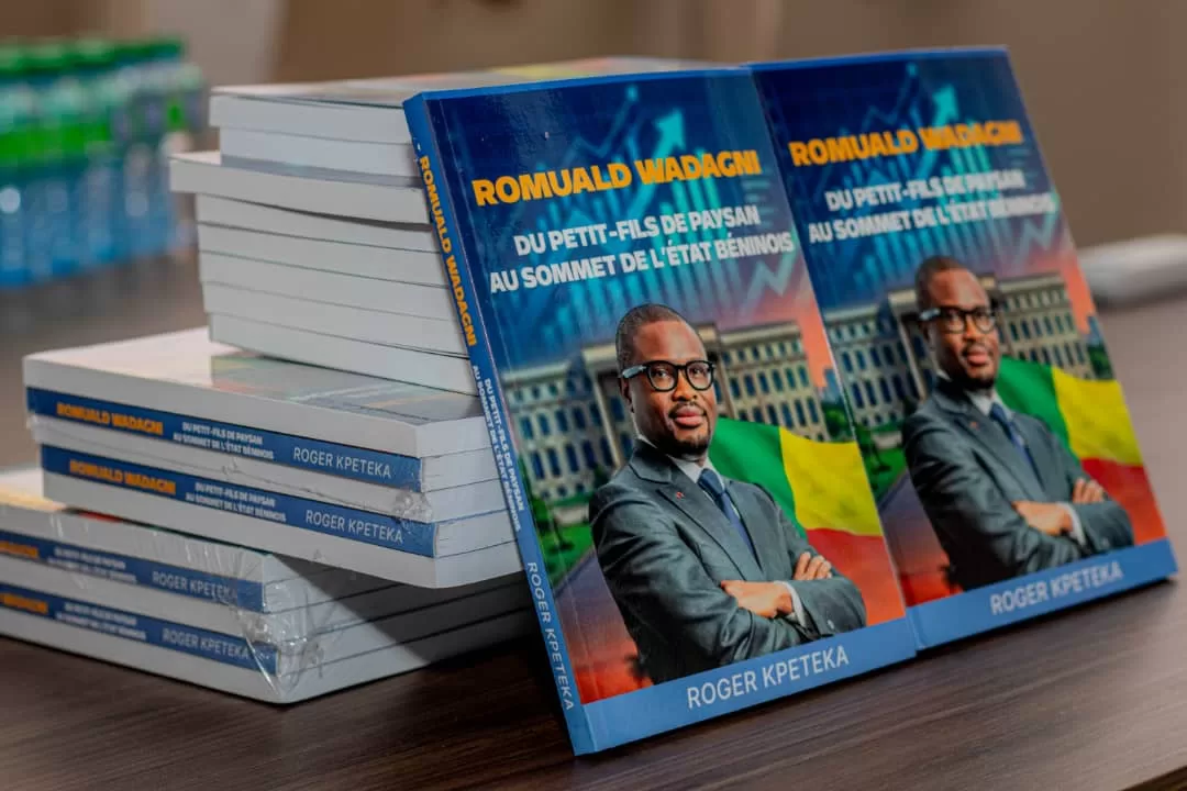 Plusieurs exemplaires d un livre avec la photo d un homme en costume sur la couverture et le titre en lettres jaunes et blanches