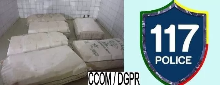 Six sacs empilés dans une pièce carrelée à côté d'un logo de police avec le numéro 117 sur fond bleu