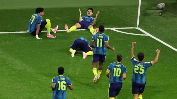 Joueurs de football en maillots bleus et jaunes célébrant un but sur un terrain vert près du coin du terrain