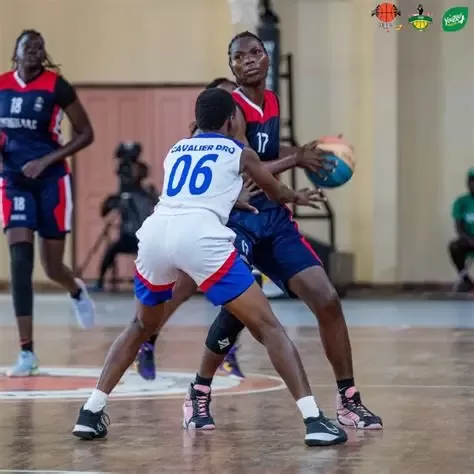 Deux joueuses tentent d’attraper un ballon de basket au milieu du terrain lors d’un match intense