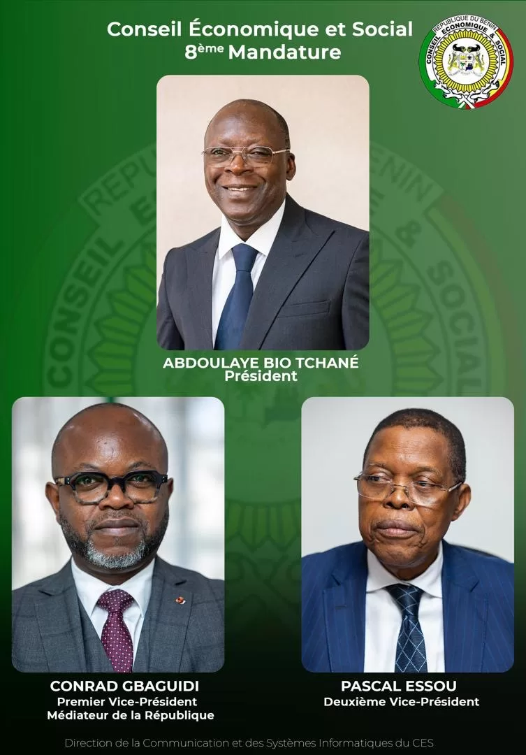 Portraits officiels de trois hommes en costume-cravate sur fond vert avec titres et noms affichés