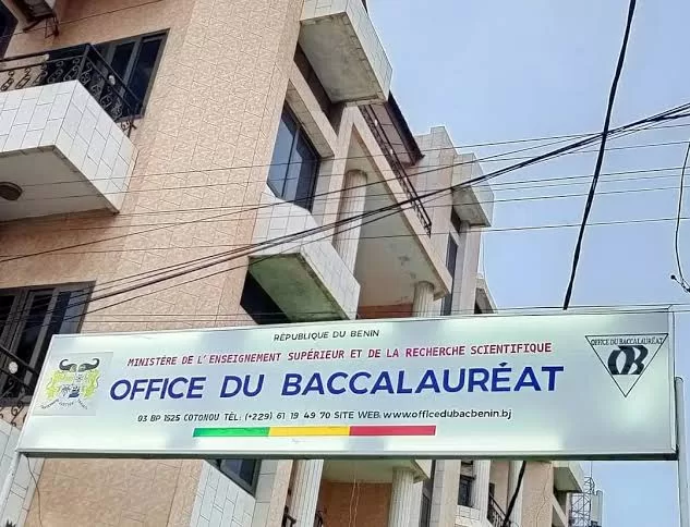 Panneau accroché sous un immeuble avec l'inscription Office du Baccalauréat