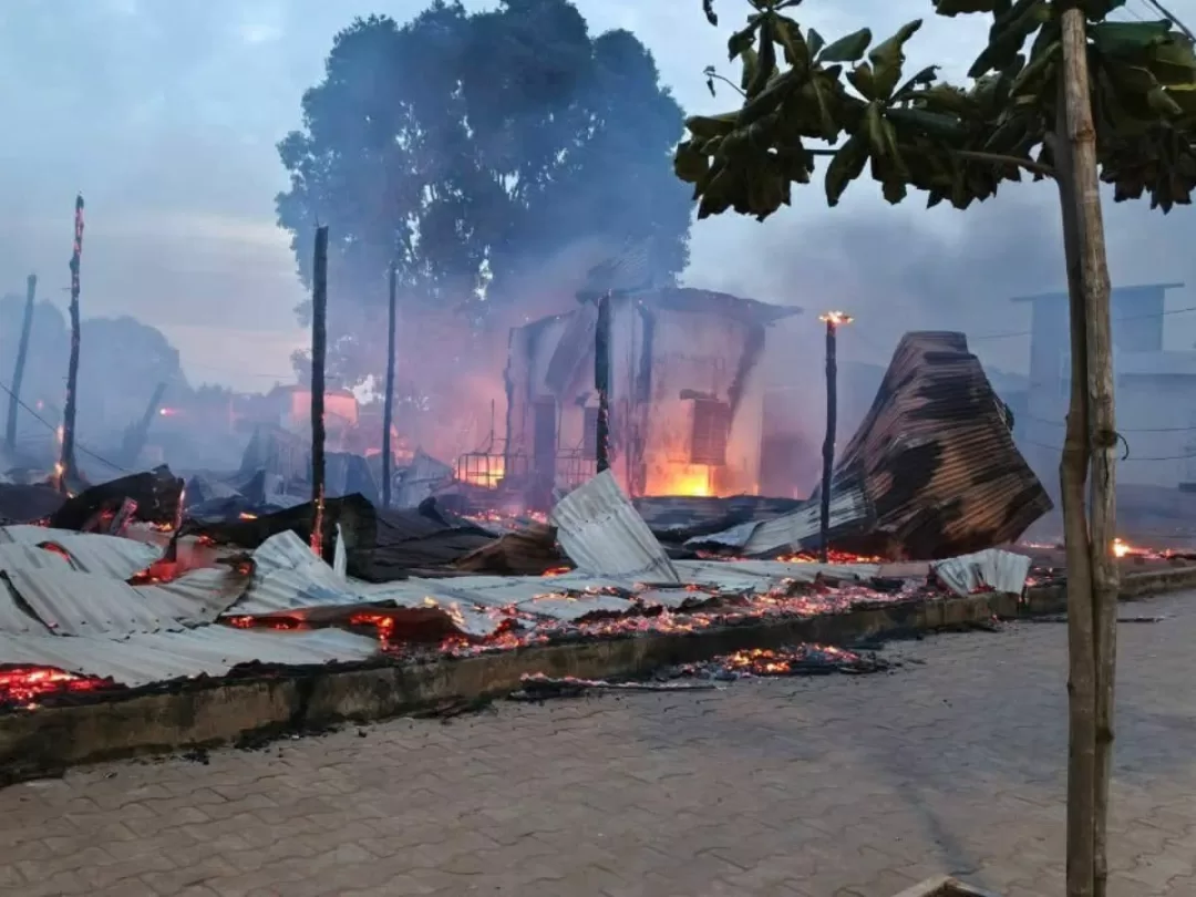 Restes fumants et braises incandescentes de l'incendie à Akassato
