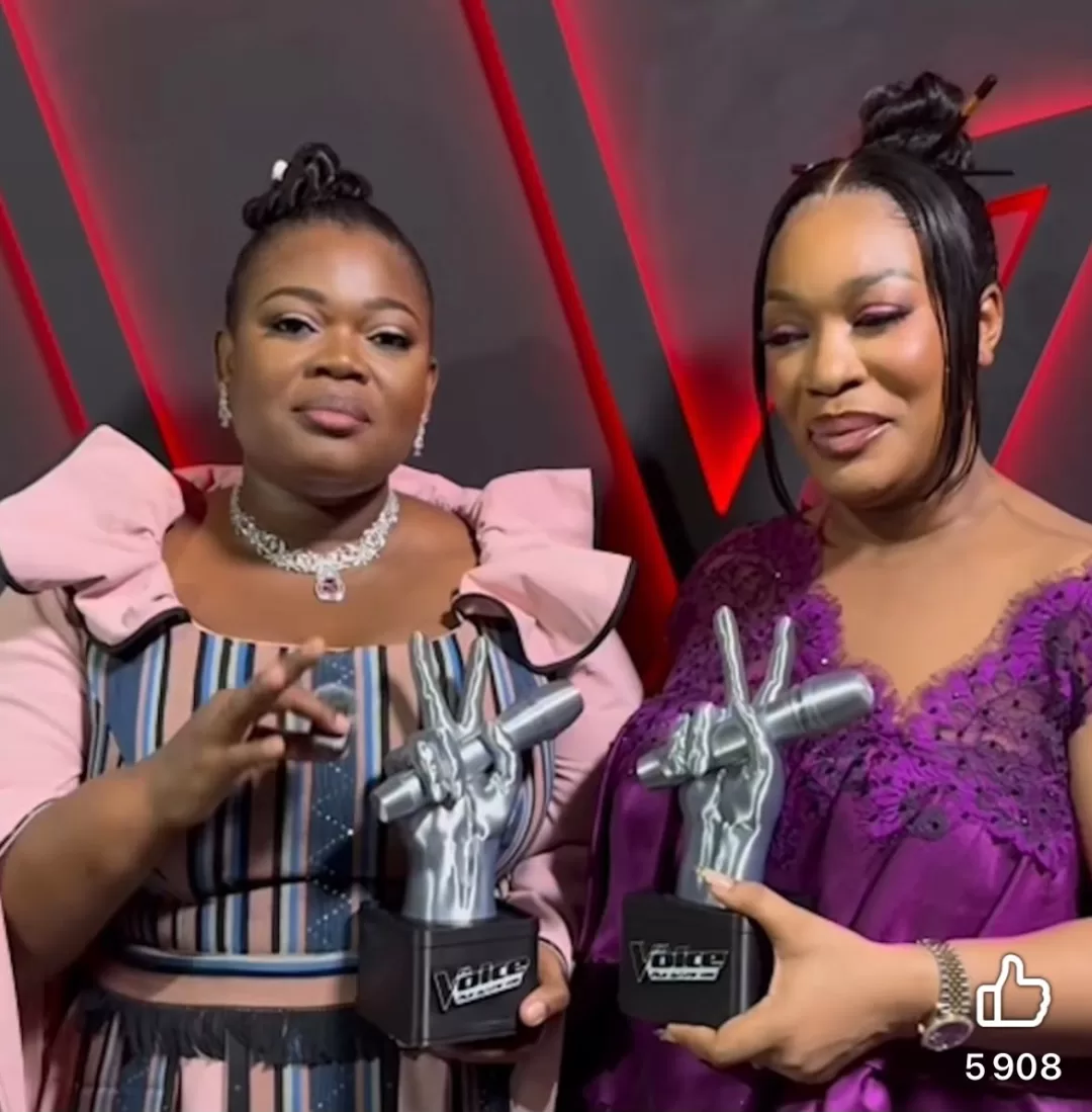 Saara Houansou, lauréate de The Voice Afrique Francophone 2026, en compagnie de sa coach