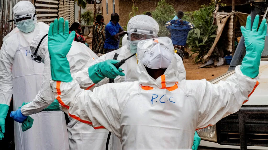 Personnes en tenue de protection complète contre Ebola