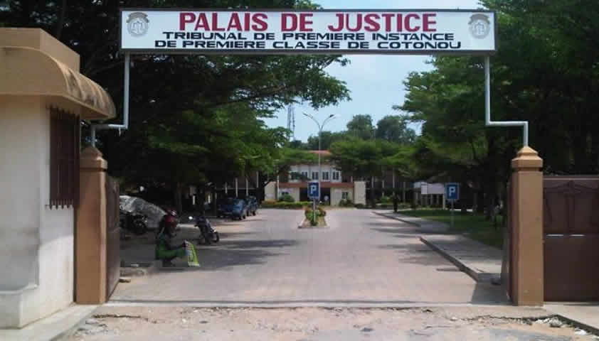 Entrée principale d un palais de justice avec un large portail et un panneau indiquant un tribunal de première instance