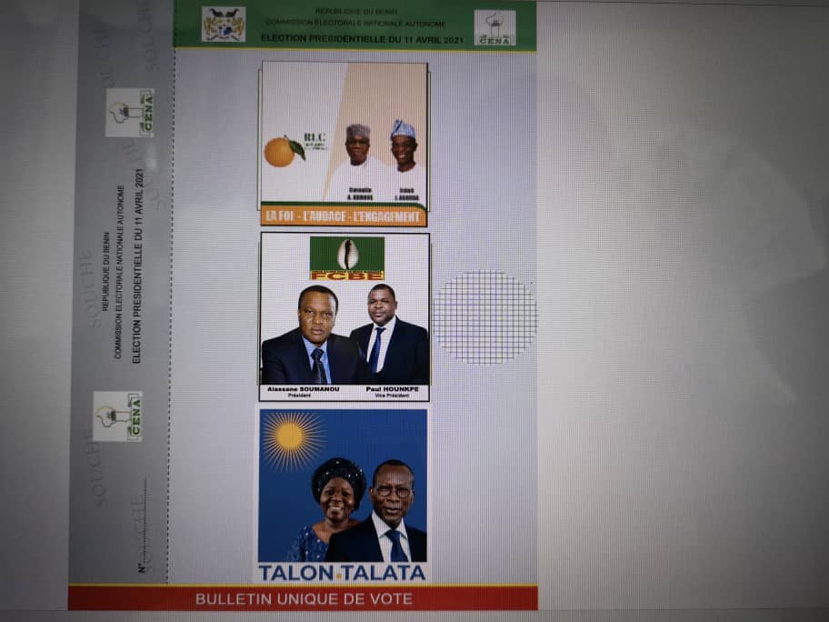 Trois bulletins de vote alignés verticalement avec photos, noms et logos des candidats pour une élection présidentielle