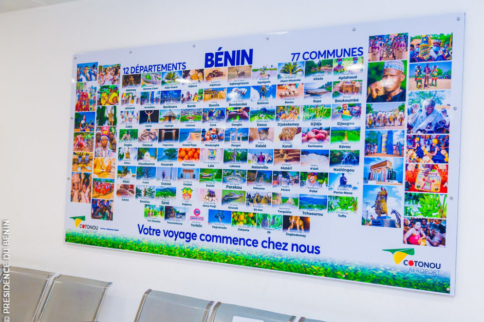 Affiche colorée présentant les 12 départements et 77 communes d’un pays avec des photos et le slogan « Votre voyage commence chez nous