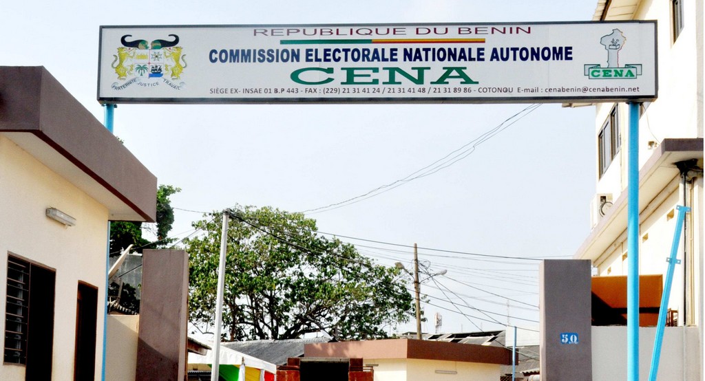 Entrée d un bâtiment surmontée d une pancarte indiquant Commission Electorale Nationale Autonome CENA