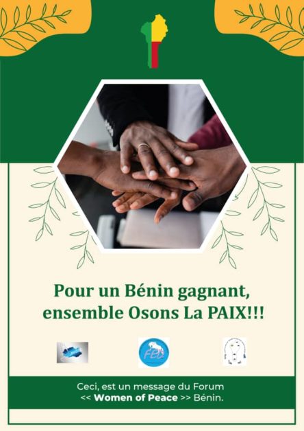 Plusieurs mains superposées symbolisant l'unité et la paix dans un cadre décoré aux couleurs du Bénin avec un message écrit en français pour la paix