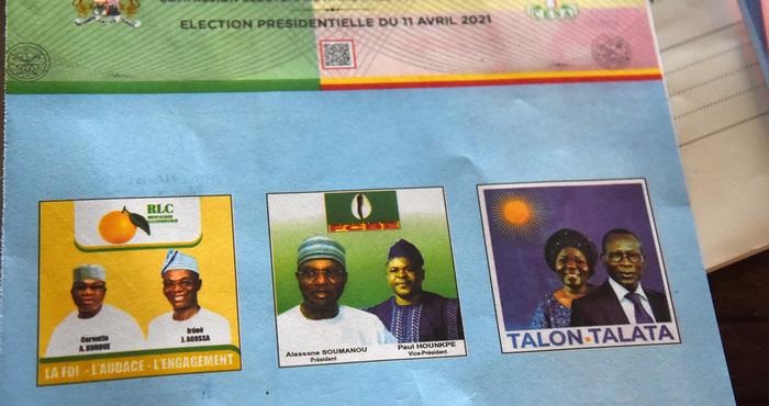 Bulletin de vote coloré avec photos et noms de trois binômes candidats pour une élection présidentielle